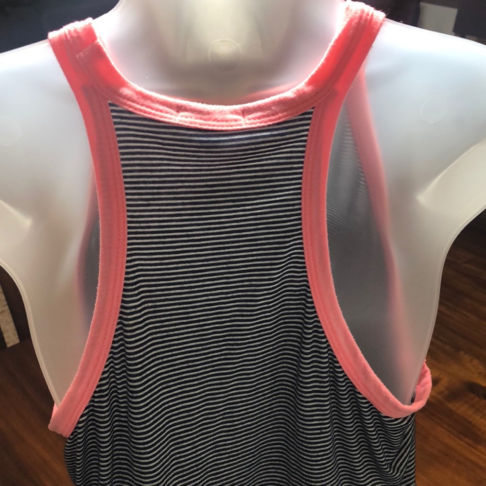 Women’s Razorback tank - Picture 3 of 4